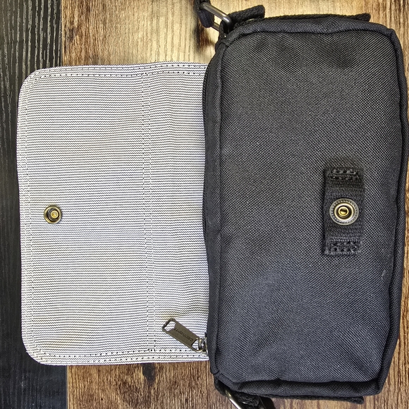 Carhartt Legacy Women's Black Crossbody Bag - Picture 5 of 5